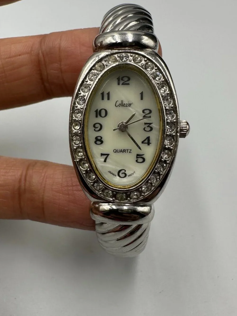 3/$30 Collezio Watch Women Silver Tone Oval Dial Ribbed Bangle Band 6.25 Inch